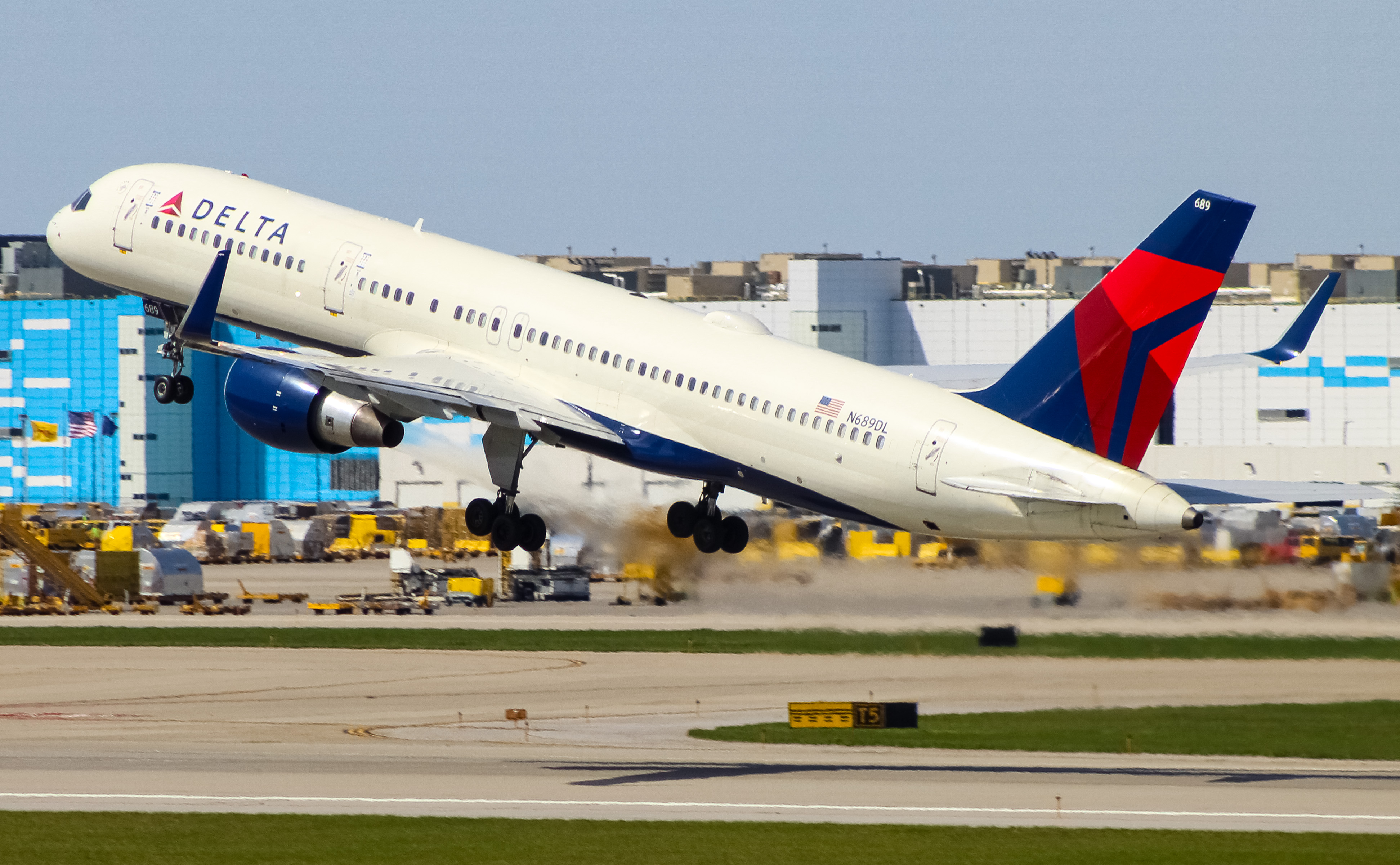 Full size: Delta Airlines Boeing 757-200 N689DL at Cincinnati/Northern Kentucky International Airport