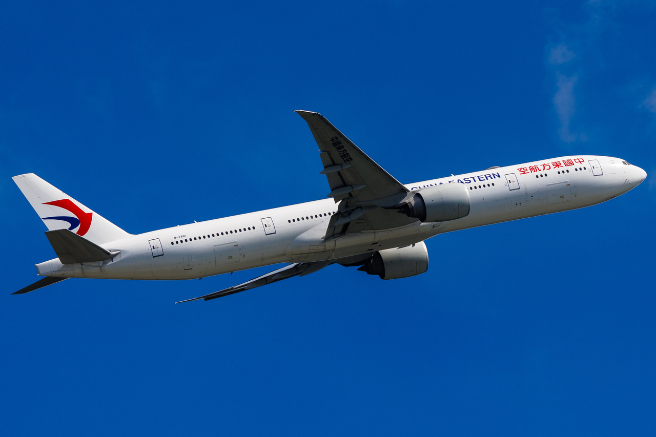 Full size: China Eastern Airlines Boeing 777-300ER B-7881 at Hong Kong International Airport