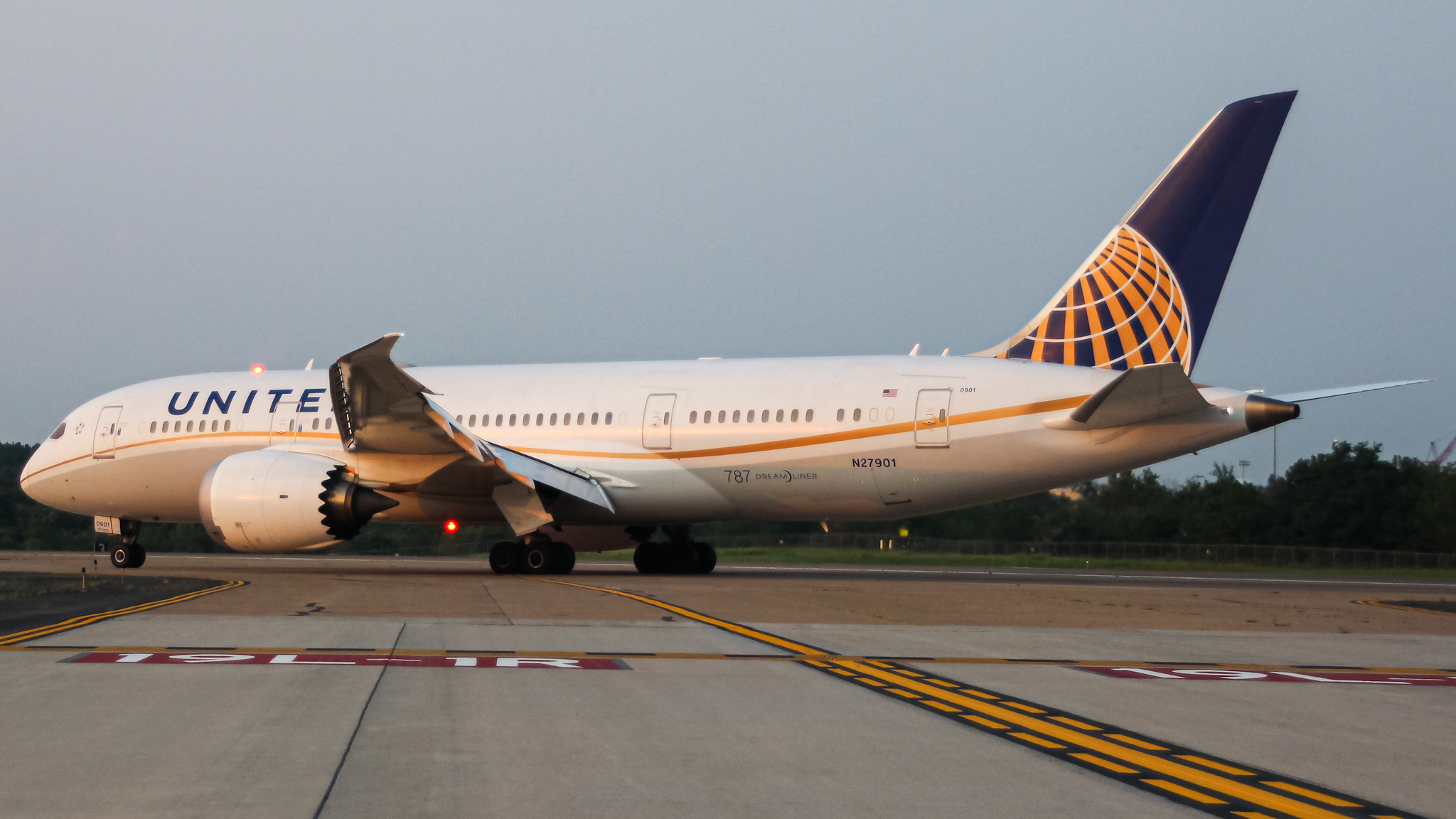 Full size: United Airlines Boeing 787-8 N27901 at Washington Dulles International Airport