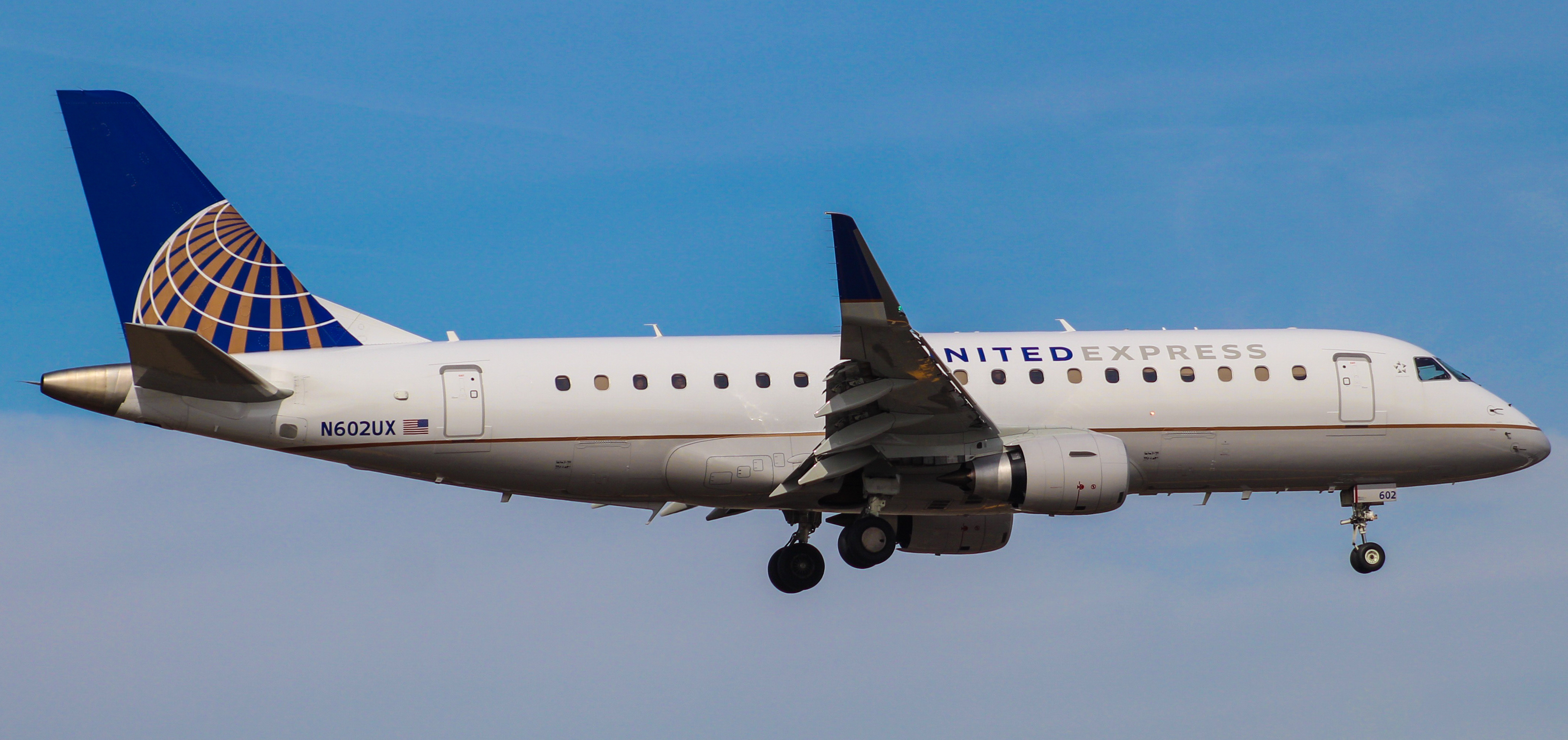 Full size: United Airlines Embraer E175 N602UX at Philadelphia International Airport