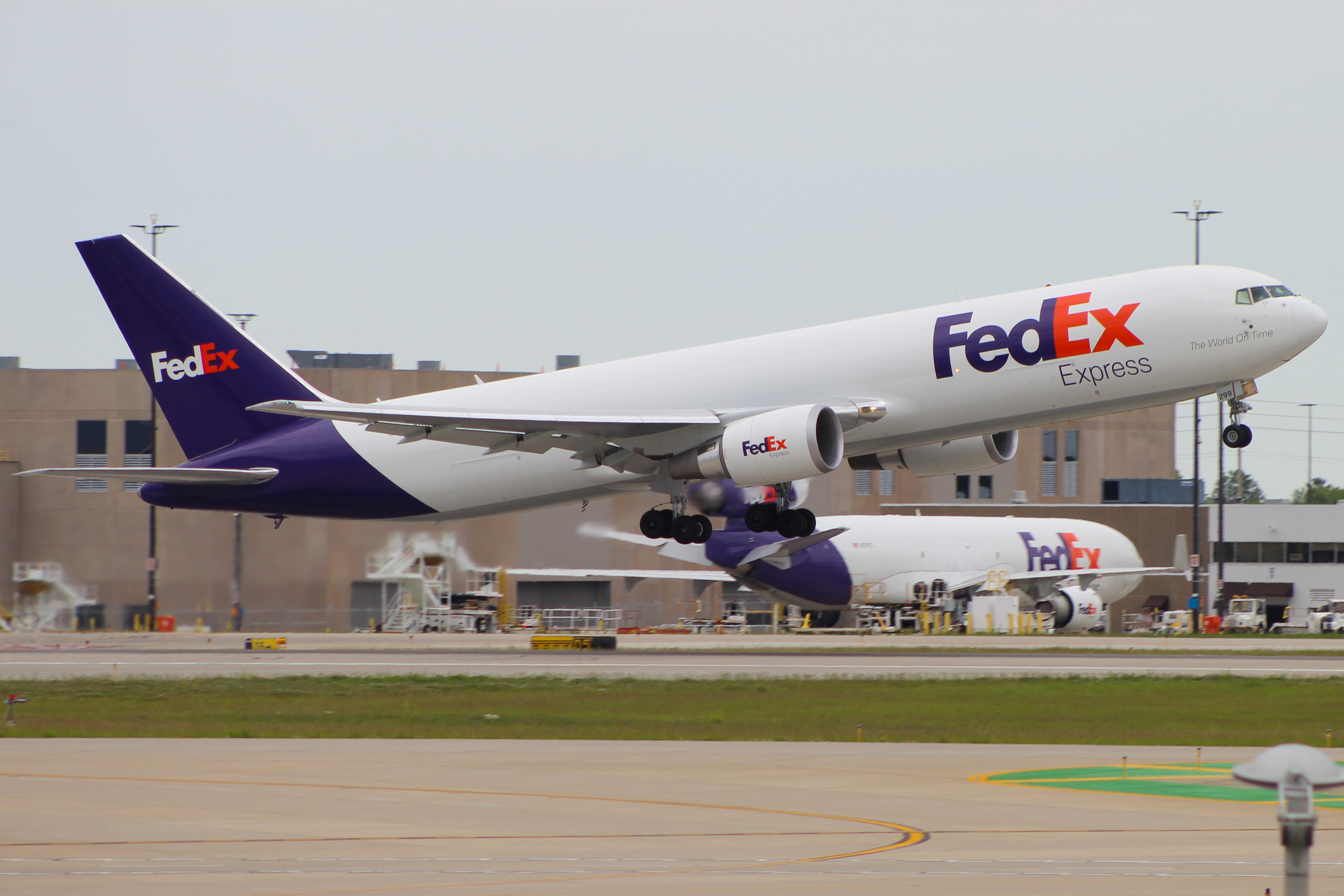 Full size: FedEx Boeing 767-300 N299FE at Indianapolis International Airport
