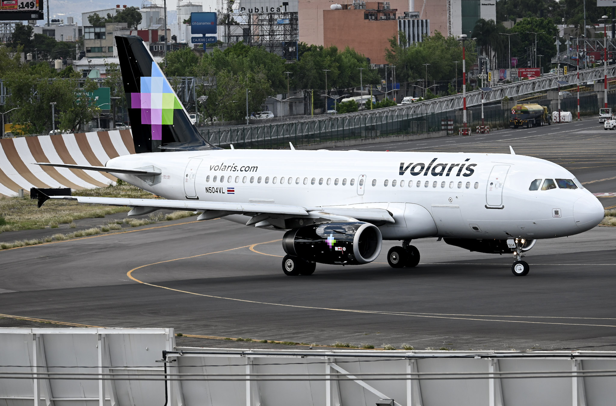 Full size: Volaris Airbus A319 N504VL at Mexico City International Airport