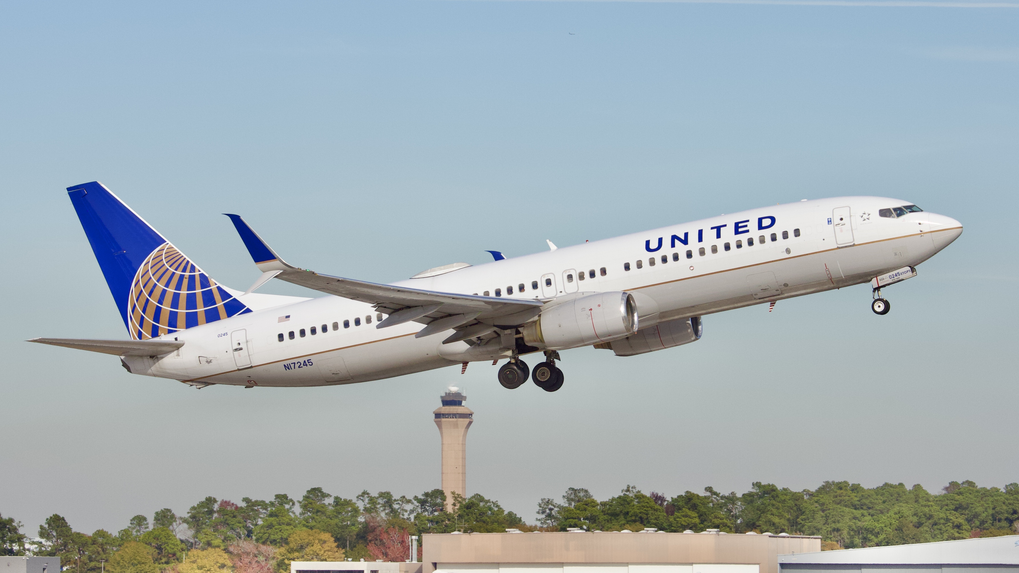 Full size: United Airlines Boeing 737-800 N17245 at Houston-George Bush Intercontinental Airport