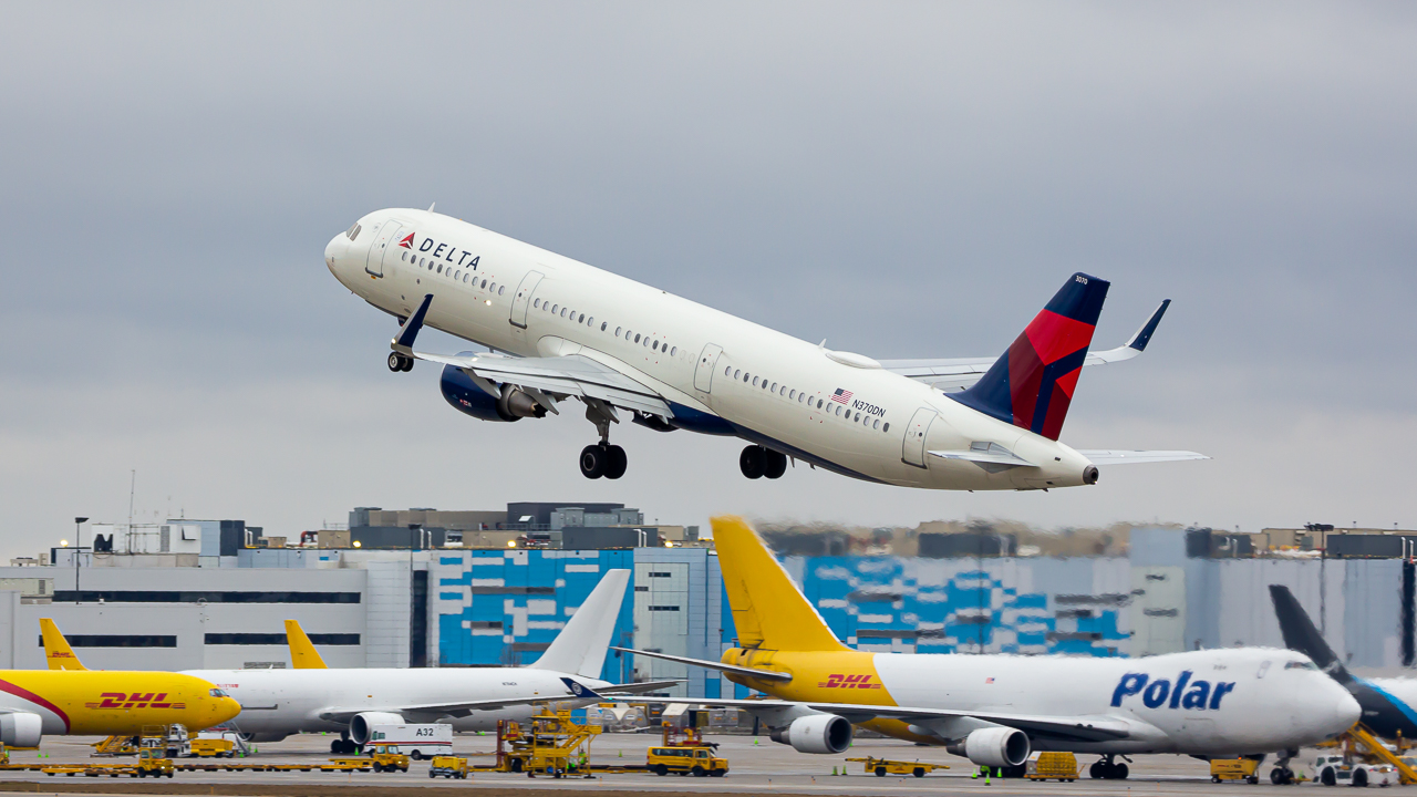Full size: Delta Airlines Airbus A321-200 N370DN at Cincinnati/Northern Kentucky International Airport
