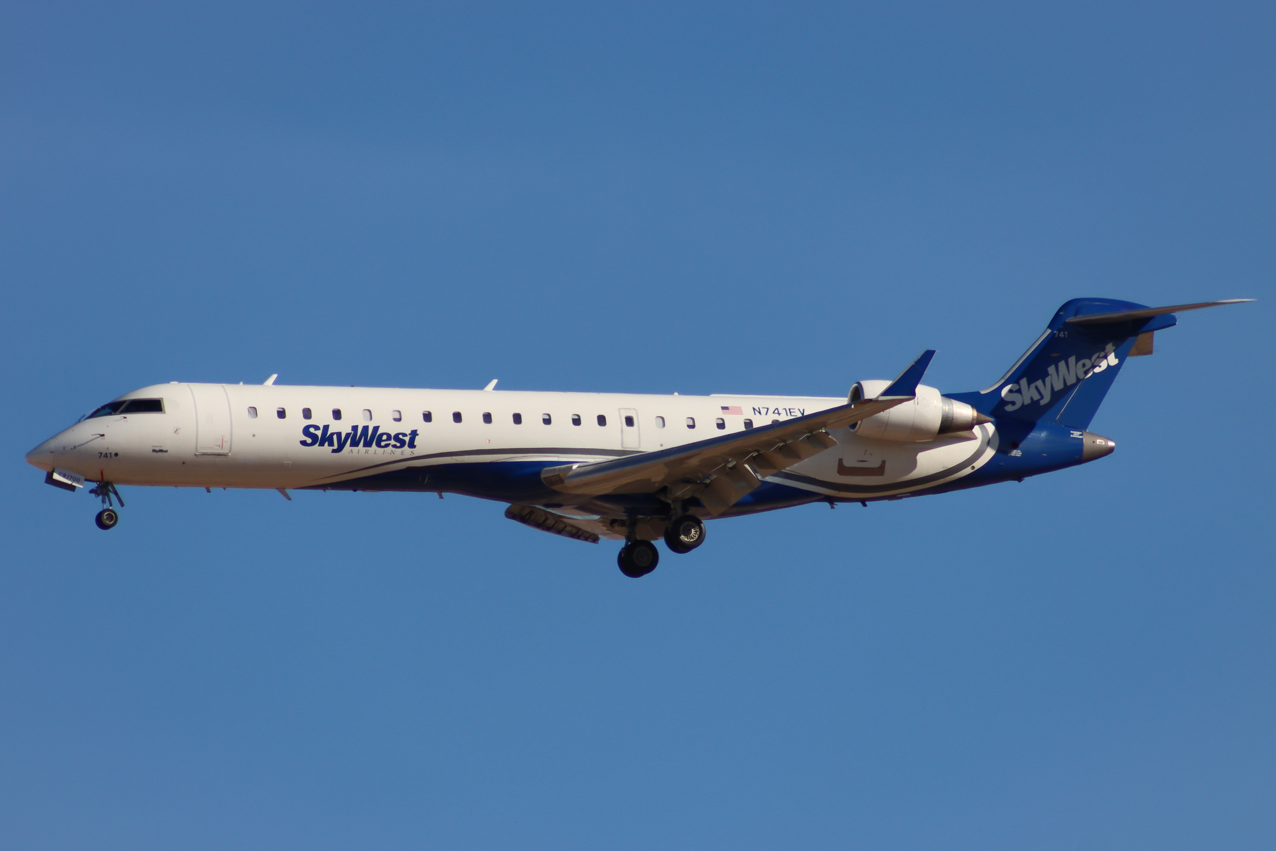 Full size: SkyWest Airlines Bombardier CRJ-700 N741EV at Boise Air Terminal/Gowen Field