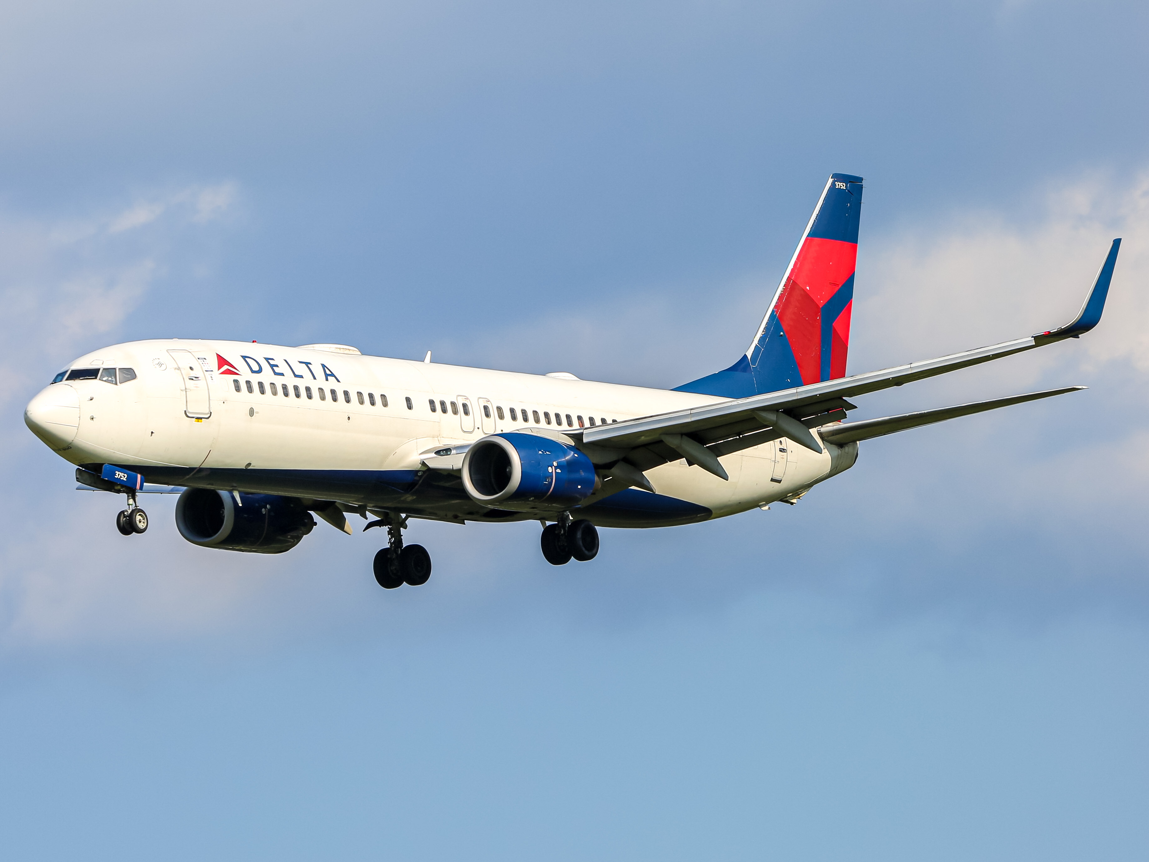 Full size: Delta Airlines Boeing 737-800 N3752 at Baltimore/Washington International Thurgood Marshall Airport
