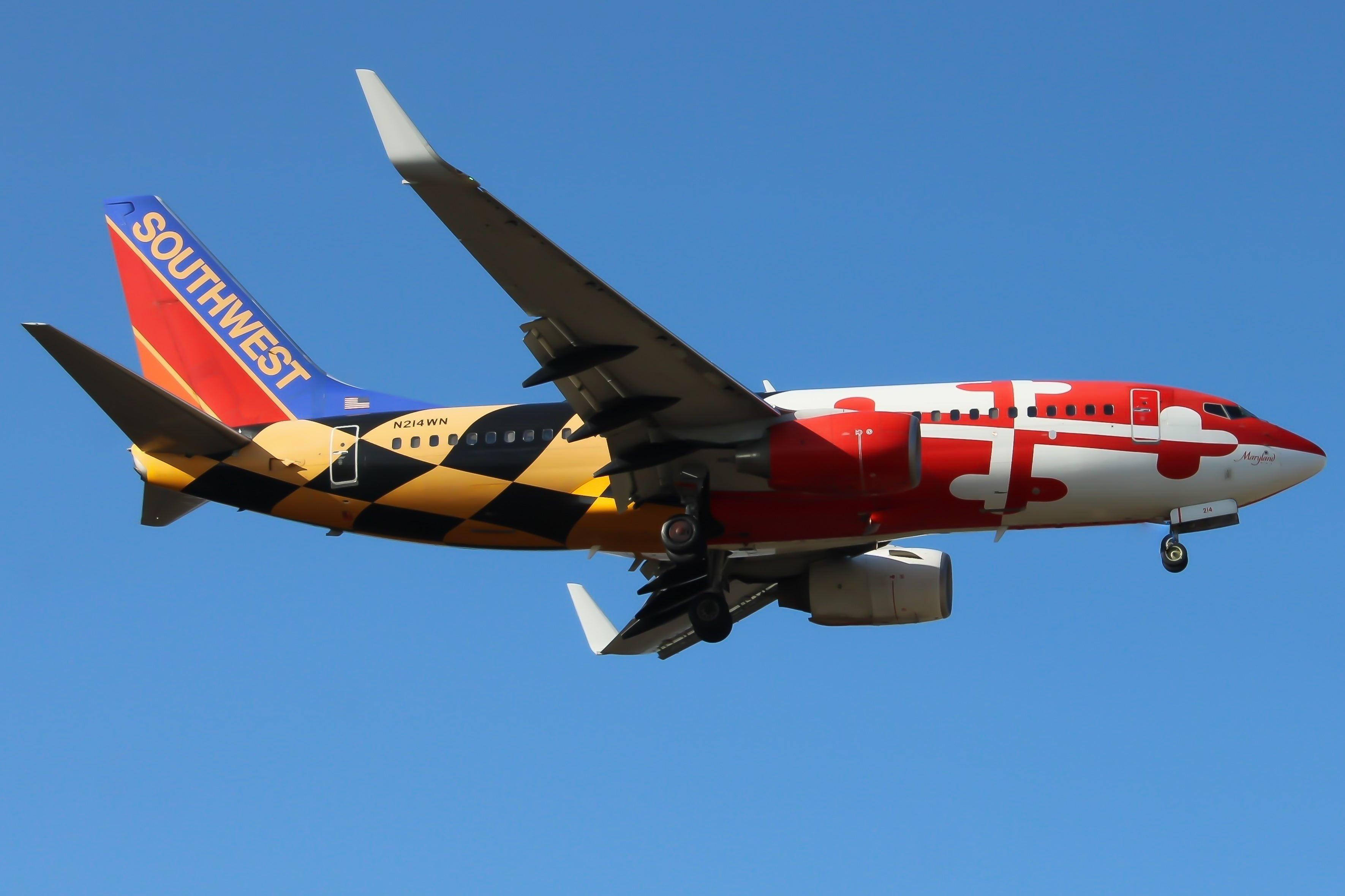 Full size: Southwest Airlines Boeing 737-700 N214WN at Baltimore/Washington International Thurgood Marshall Airport