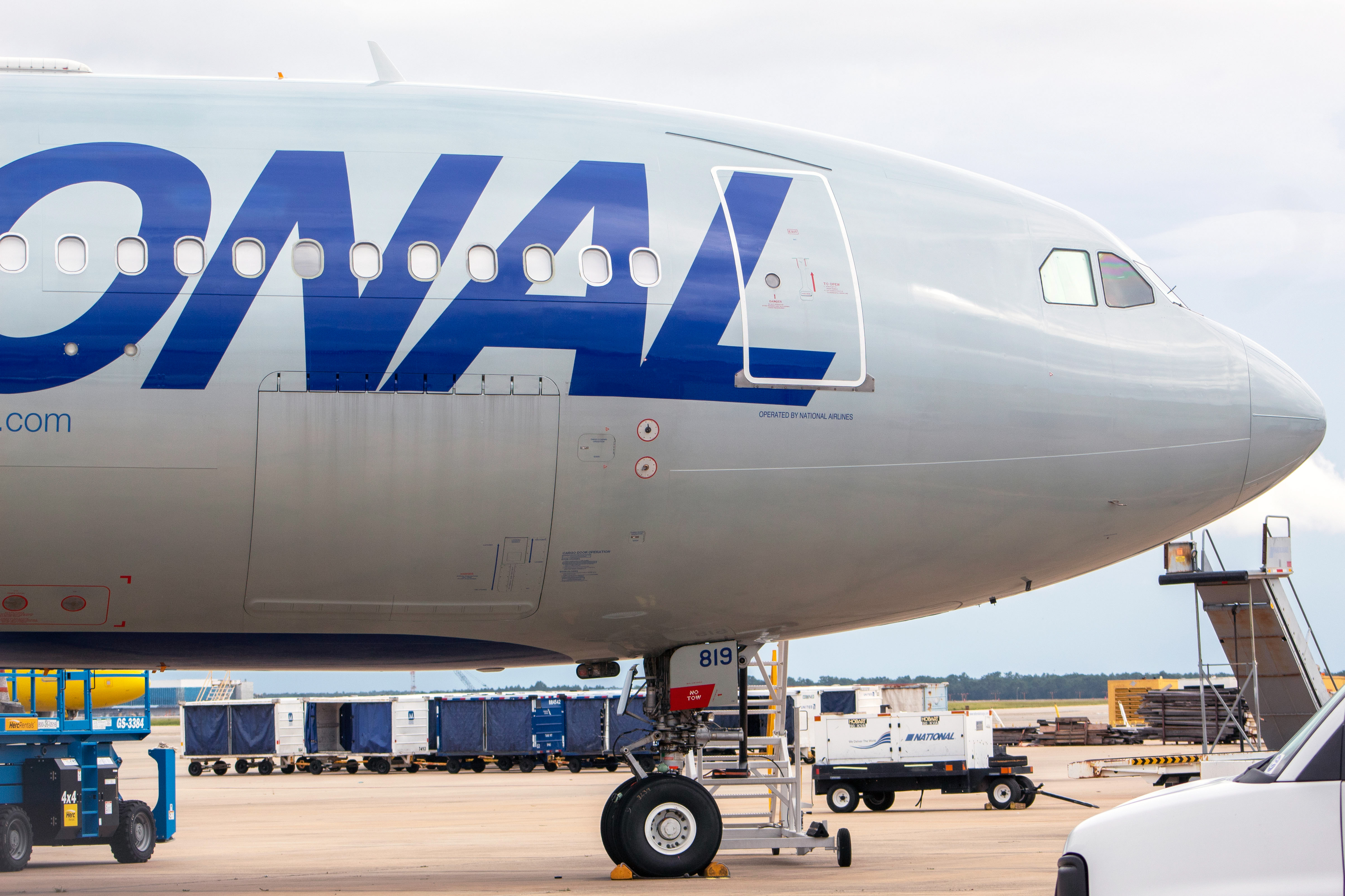 Full size: National Airlines Airbus A330-200 N819CA at Orlando International Airport