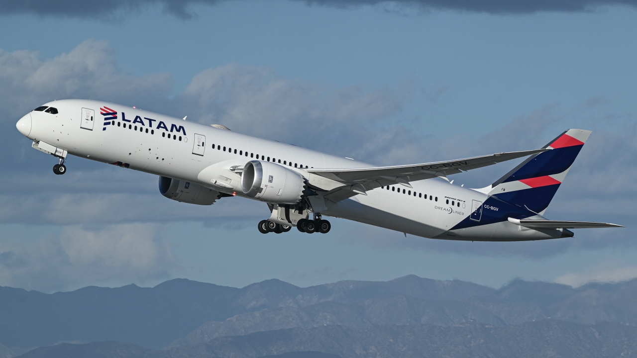 Full size: LATAM Boeing 787-9 CC-BGV at Los Angeles International Airport
