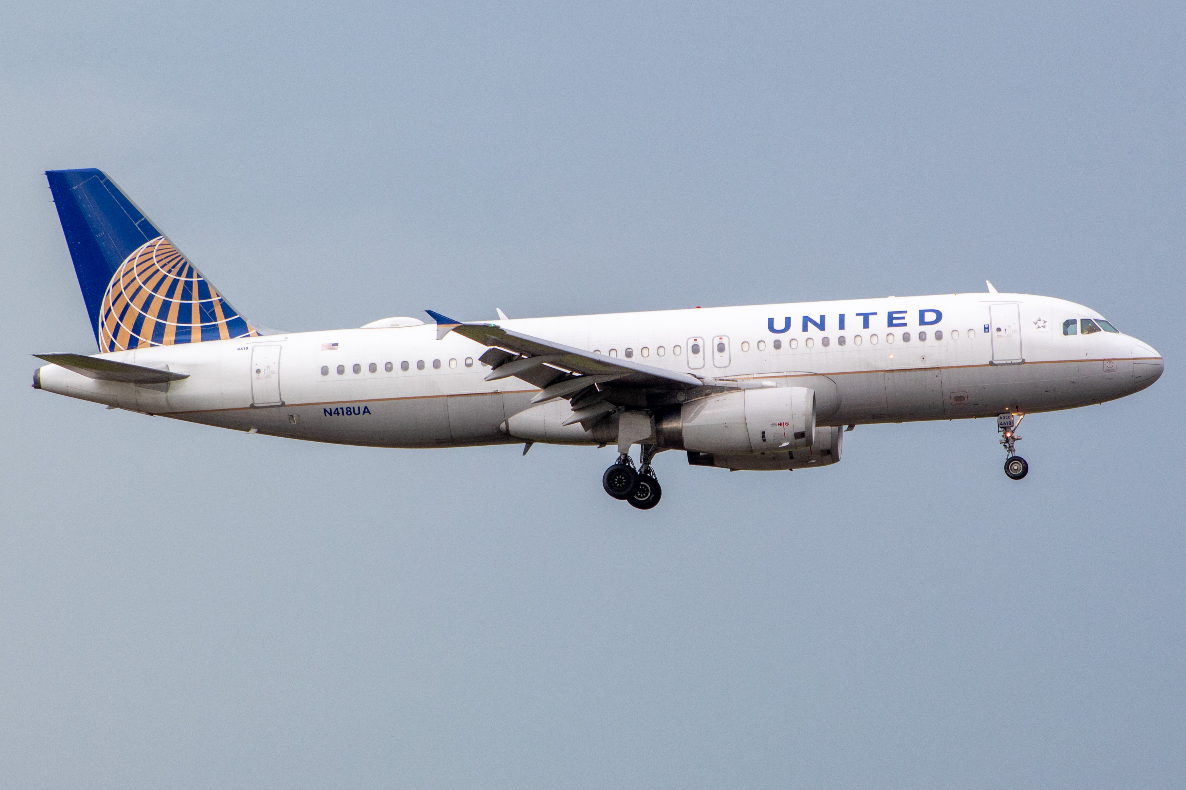 Full size: United Airlines Airbus A320 N418UA at Orlando International Airport